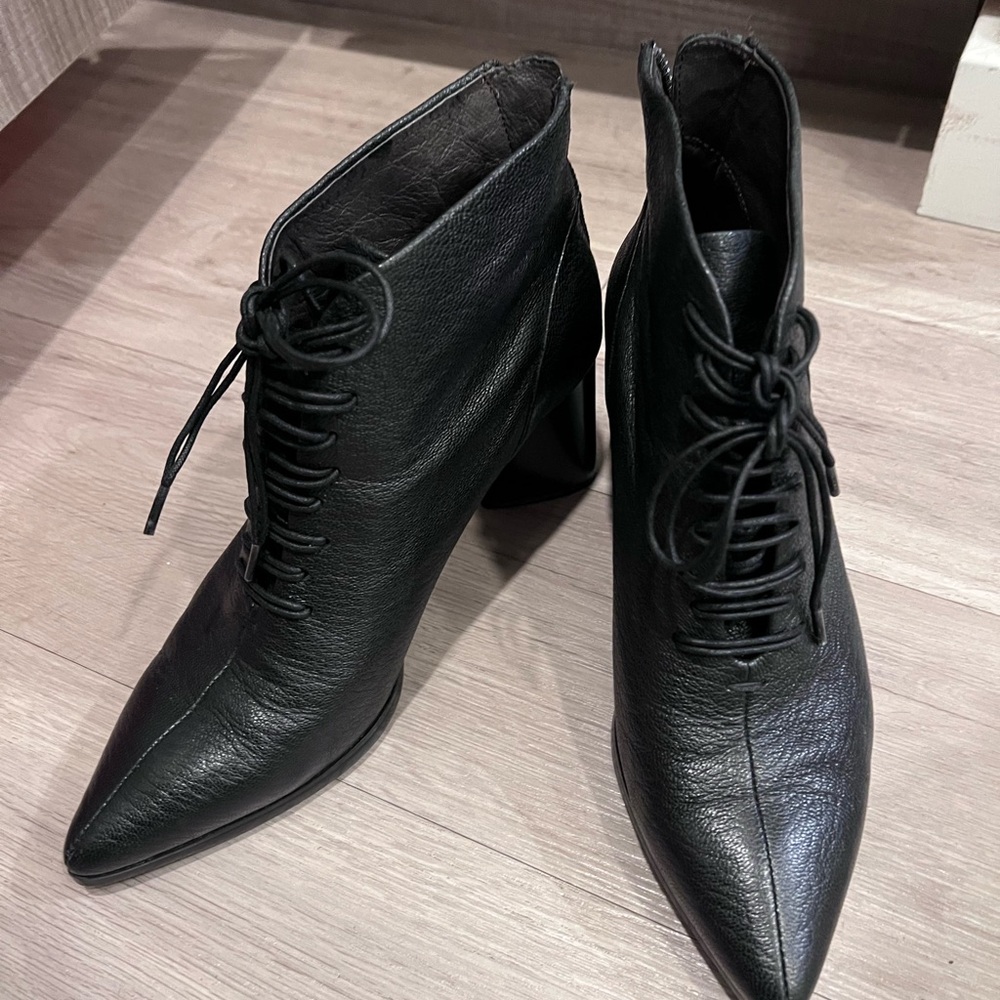 Tj Collection Elegant Black Lace-Up Boots